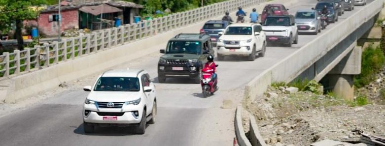 हेलिकप्टर क्यान्सिल गरेर सडकमार्गबाटै मुस्ताङ जाँदै प्रधानमन्त्री शाह